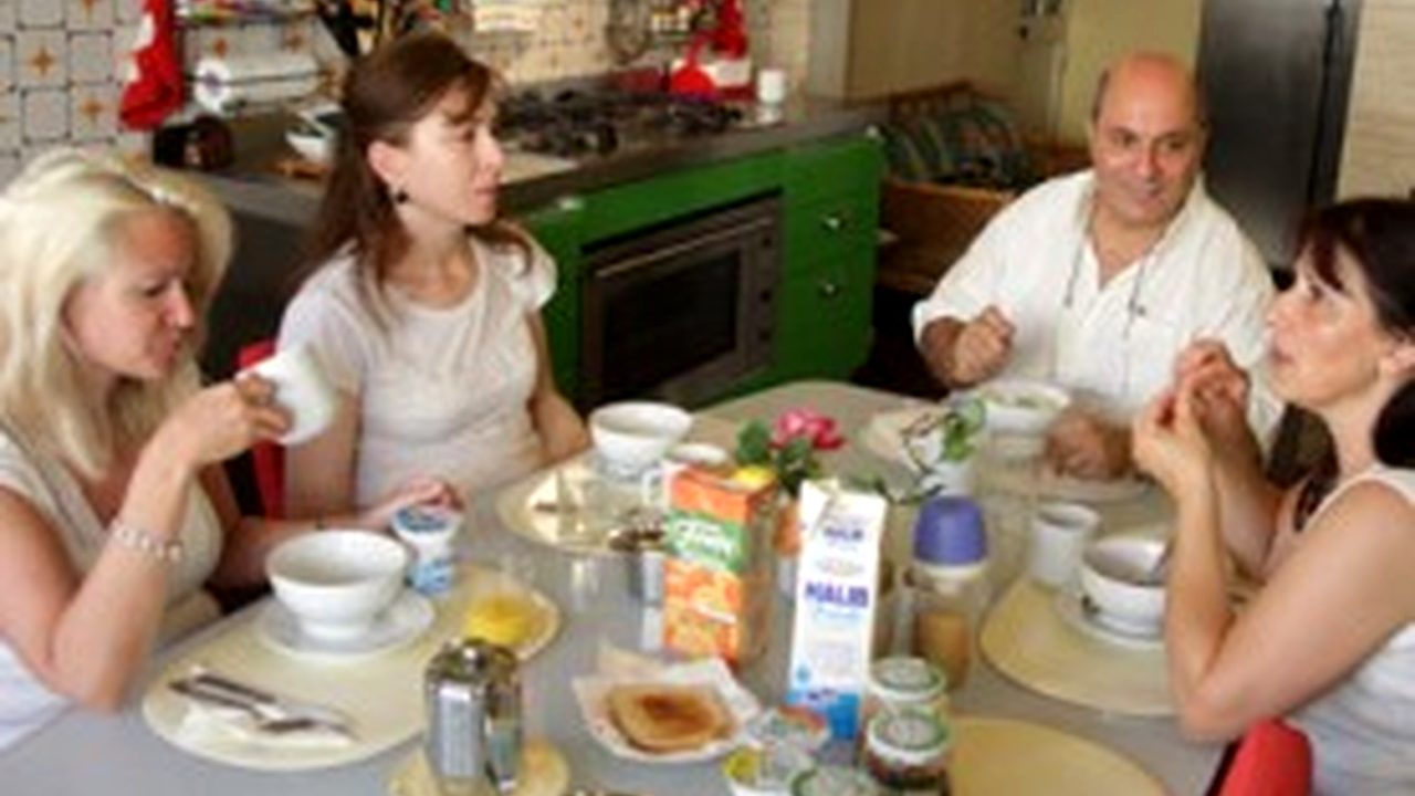 Homestay meal and conversation for students